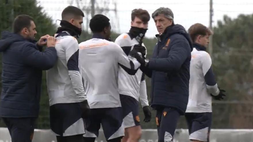 Imanol saluda a Sheraldo Becker, este domingo durante el entrenamiento en Vigo