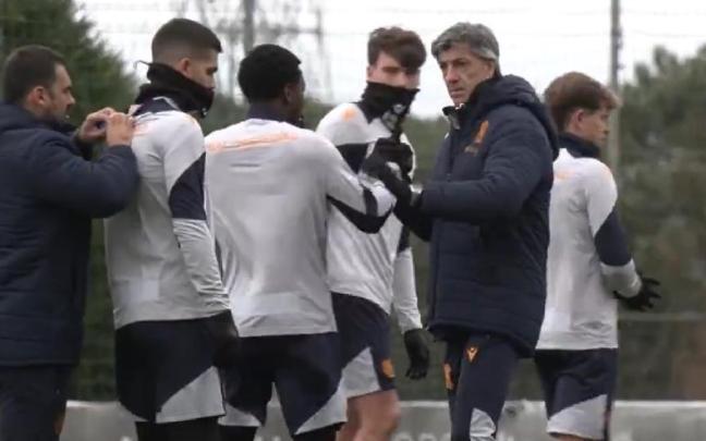 Imanol saluda a Sheraldo Becker, este domingo durante el entrenamiento en Vigo