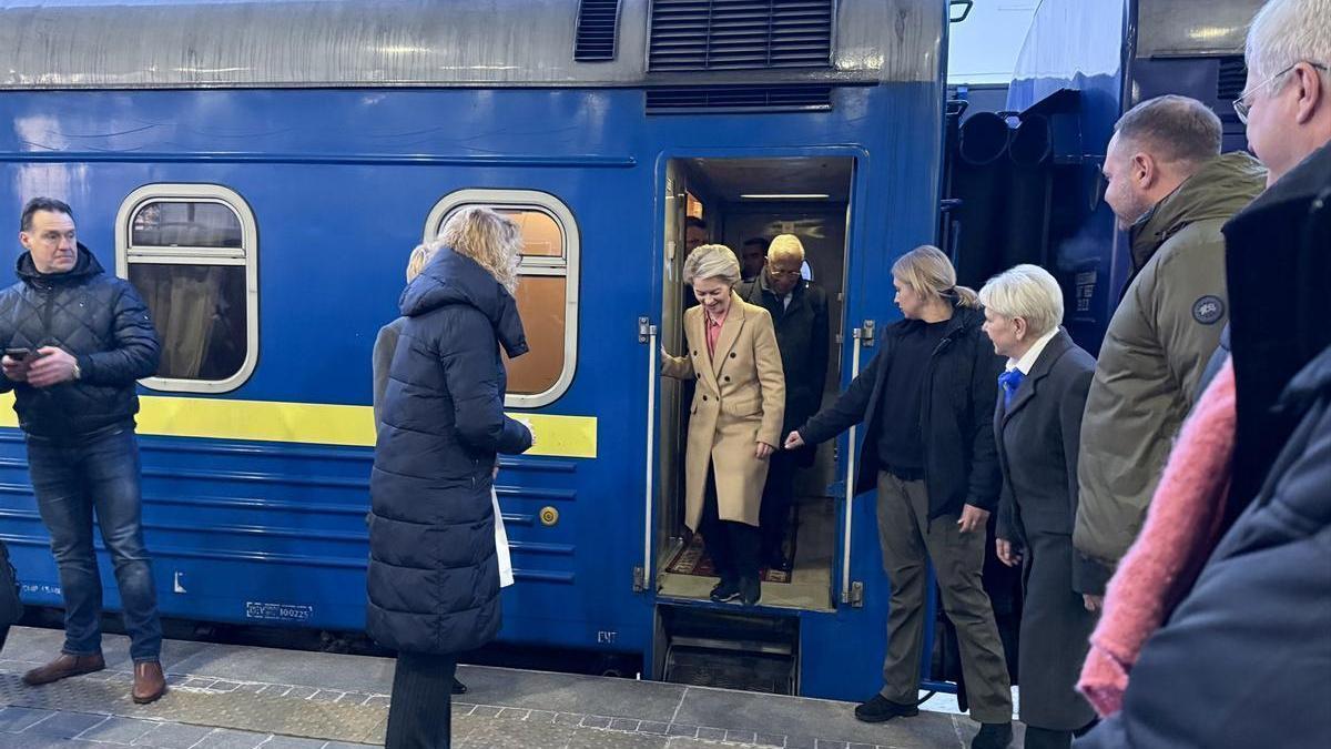 La presidenta de la Comisión Europea, Ursula von der Leyen, a su llegada en tren a Kiev, la capital de Ucrania.