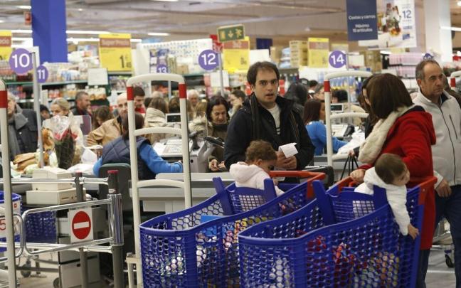 Clientes, pasando por caja en un supermercado. Clientes, pasando por caja en un supermercado.