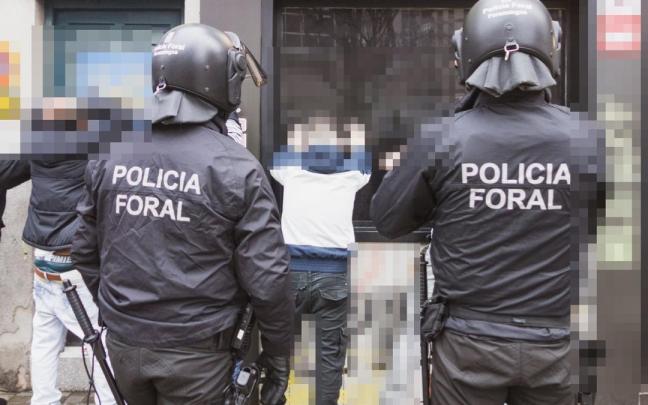 Imagen de la identificación de varias personas en el exterior del local