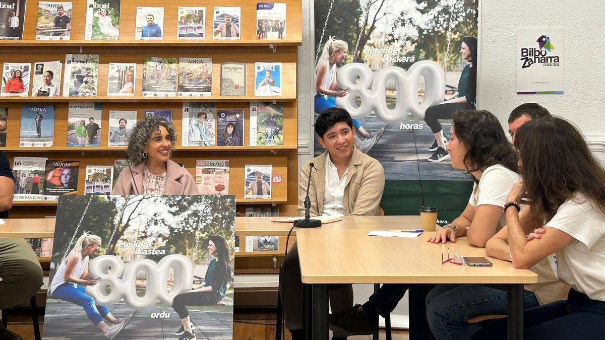 La vicelehendakari y consejera de Política Lingüística, Ibone Bengoetxea, junto a alumnos de euskaltegis.