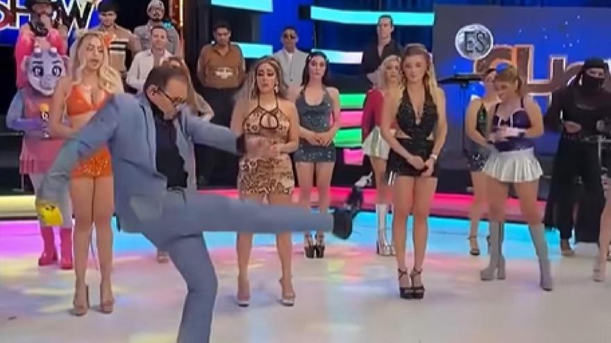 Chavana dio una patada al dispositivo, que impactó en la modelo Isabella Rojas (de negro).
