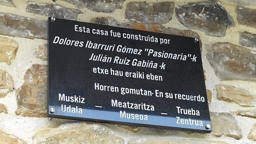 Placa que señala la morada de Pasionaria en Muskiz.