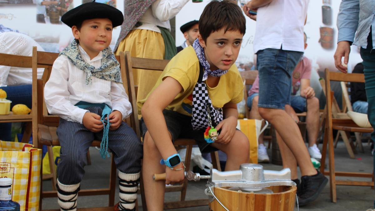 Orozko prepara y degusta su refrescante garrafa por San Antolín