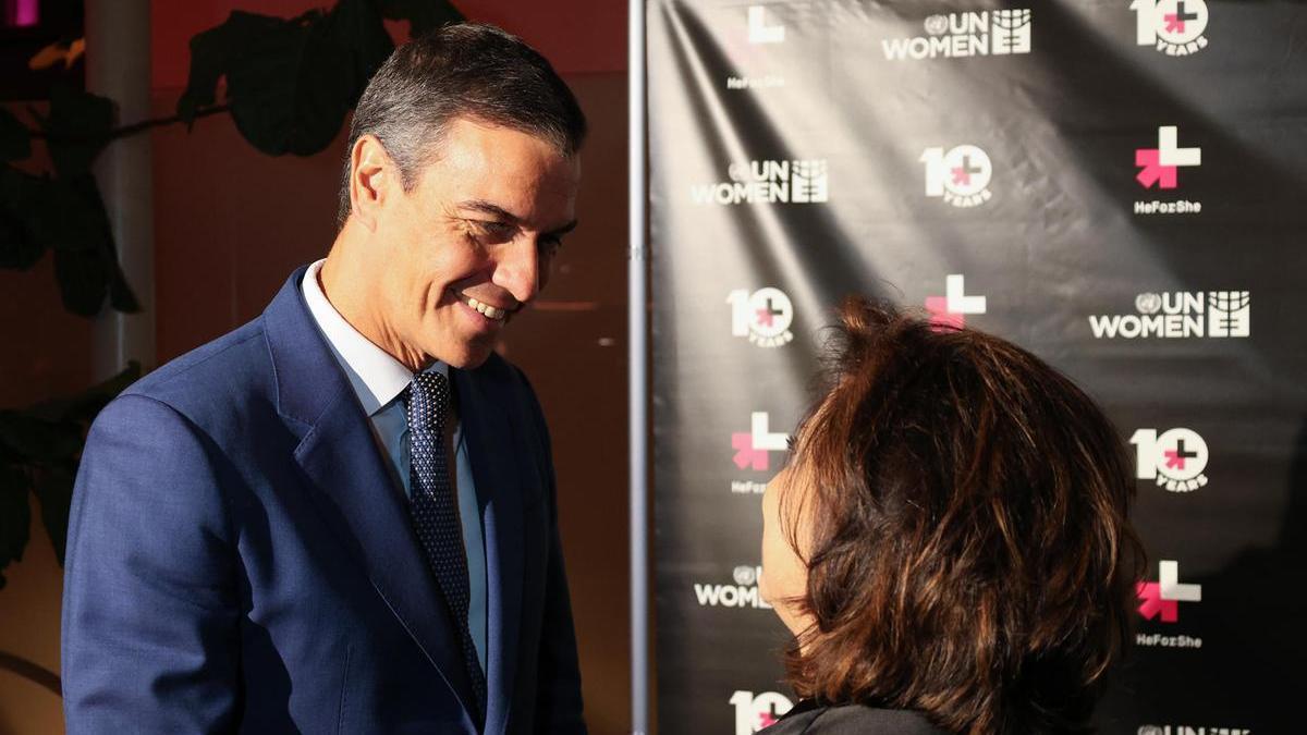 Pedro Sánchez junto a la directora ejecutiva de ONU Mujeres, Sima Sami Bahous, en la gala HeforShe en Nueva York.