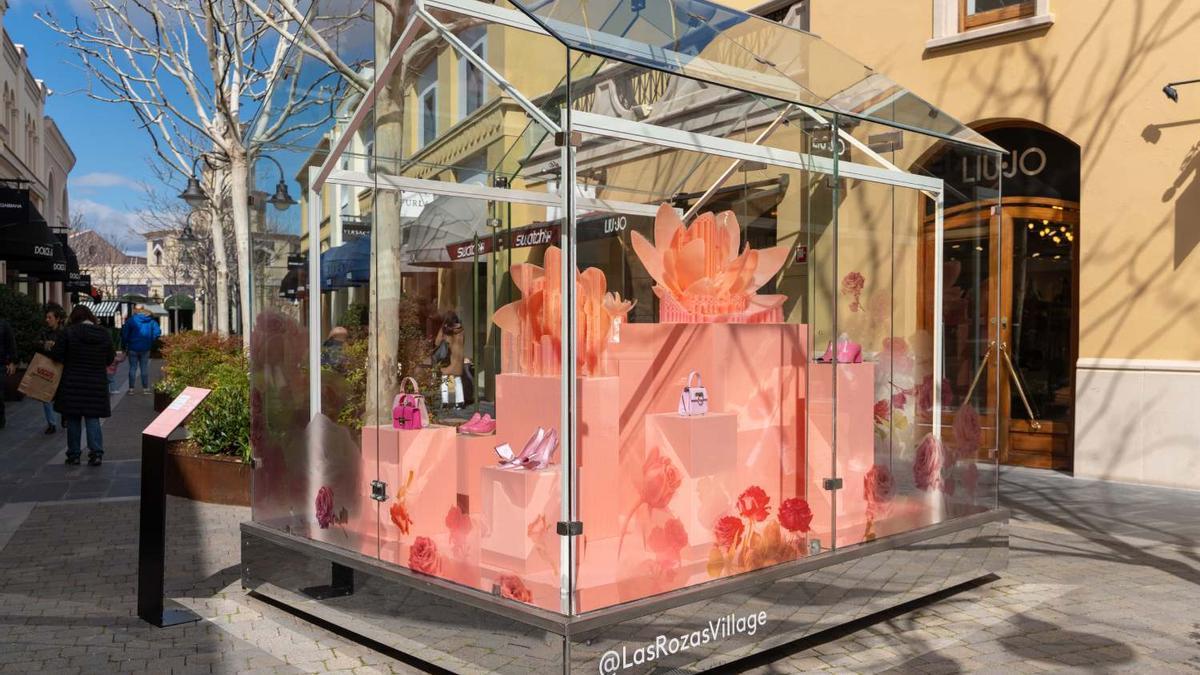 La exposición temporal Everlasting Love de Noemí Iglesias está presente en Las Rozas Village.