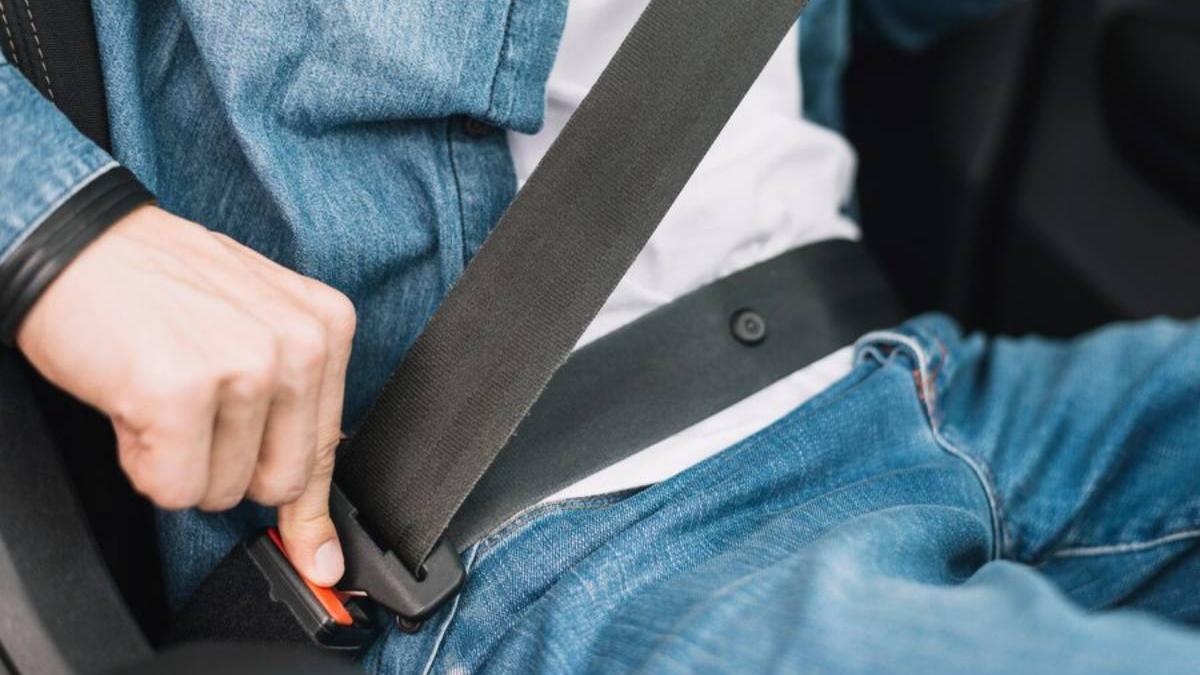 Hombre desabrochándose el cinturón de seguridad