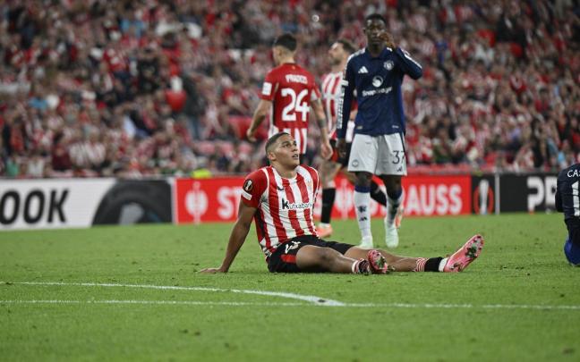 Maroan Sannadi tendido en el terreno de juego en el choque de ida de Europa League frente al Manchester United. Foto: OSKAR GONZÁLEZ