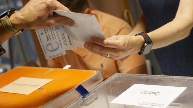 Una mujer acude a votar