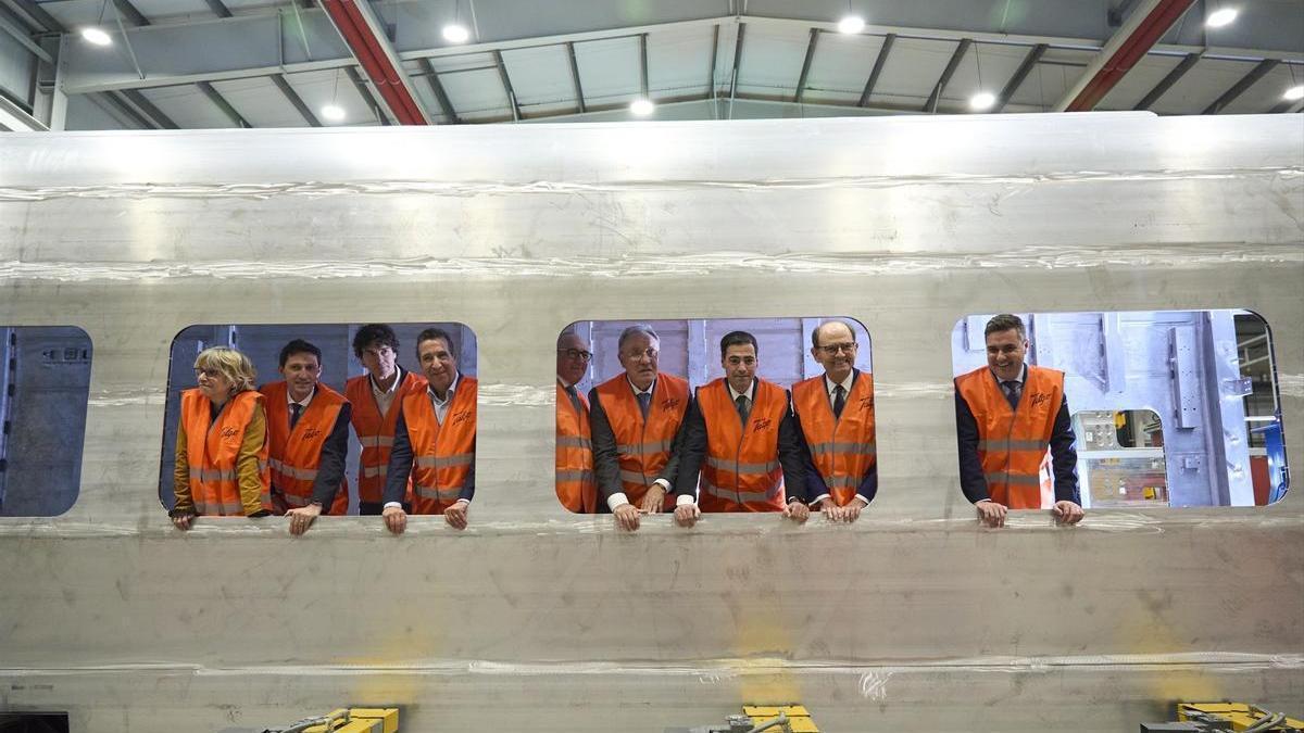El lehendakari, junto al presidente de Talgo, el empresario José Antonio Jainaga y otros representantes del consorcio vasco, en la visita efectuada el pasado jueves a la fábrica de Rivabellosa. Foto: E.P.