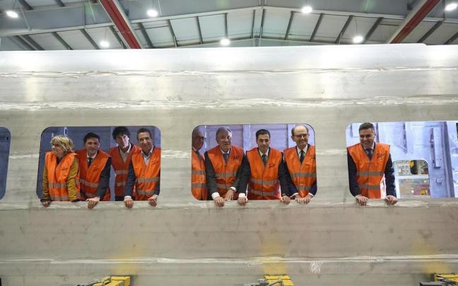 El lehendakari, junto al presidente de Talgo, el empresario José Antonio Jainaga y otros representantes del consorcio vasco, en la visita efectuada el pasado jueves a la fábrica de Rivabellosa. Foto: E.P.
