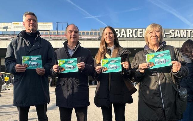 El líder de Junts en el Ayuntamiento de Barcelona, Jordi Martí; el secretario general de Junts, Jordi Turull; la secretaria de Organización de Junts, Judith Toronjo, y la miembro de la dirección del partido, Assumpta Cros.