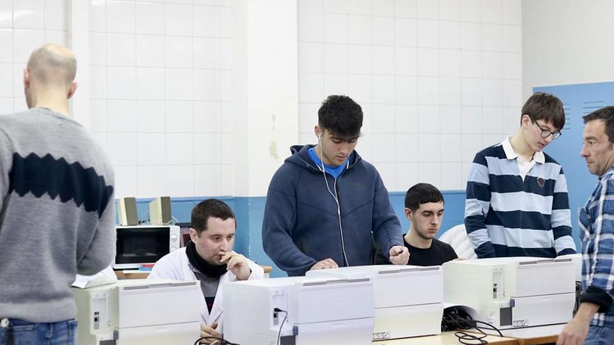 Alumnos del Ciclo Formativo de Microinformática de Arizmendi Ikastola reparando las impresoras.