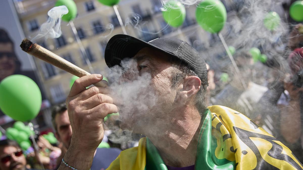 Varios manifestantes protestan durante una manifestación a favor de su legalización en Madrid. | FOTO: E. P.