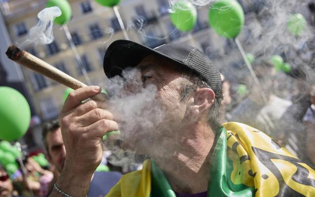 Varios manifestantes protestan durante una manifestación a favor de su legalización en Madrid. | FOTO: E. P.