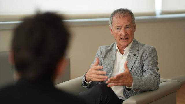 El rector de Euskal Herriko Unibertsitatea, Joxerramon Bengoetxea, posa para la entrevista en el Bizkaia Aretoa.