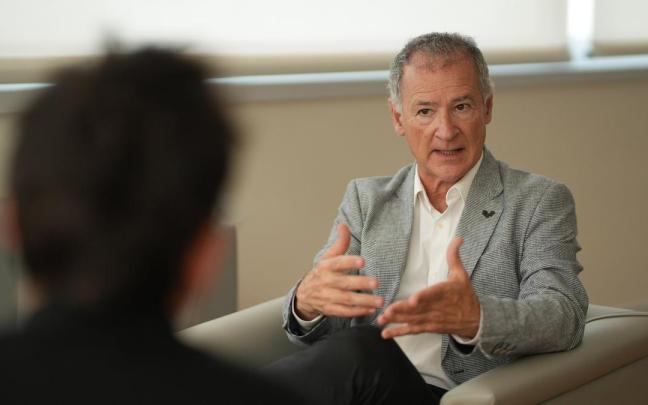 El rector de Euskal Herriko Unibertsitatea, Joxerramon Bengoetxea, posa para la entrevista en el Bizkaia Aretoa.