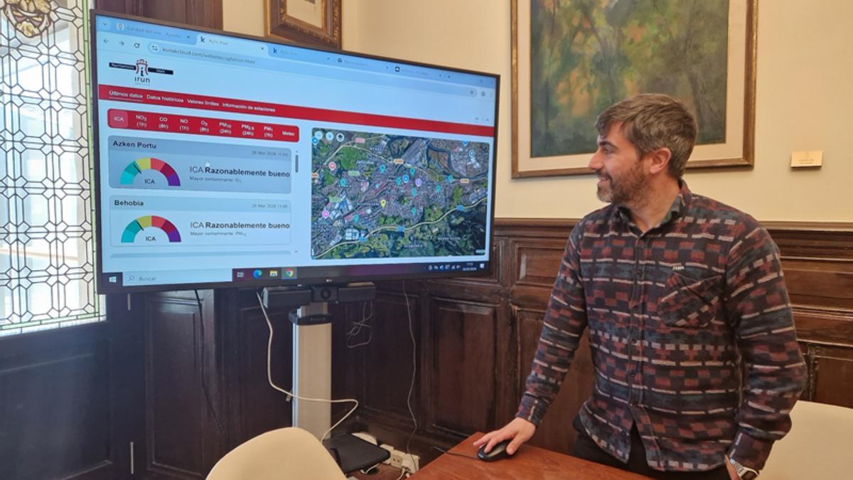 Borja Olazabal muestra el nuevo apartado web calidad del aire Irun.