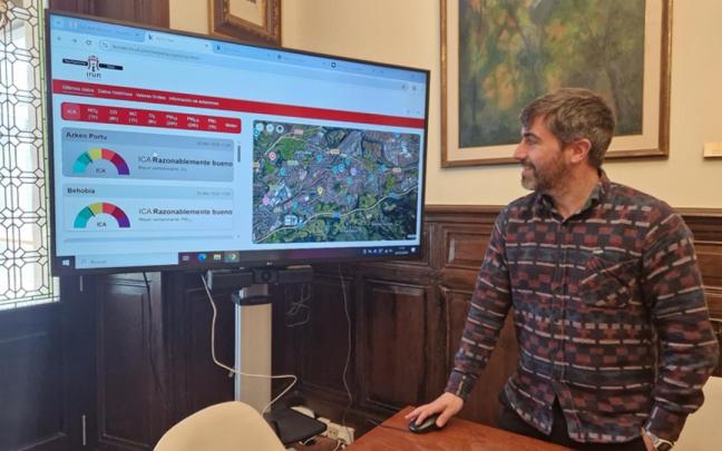 Borja Olazabal muestra el nuevo apartado web calidad del aire Irun.