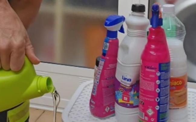 Una botella de lejía, cerca de las de otros productos.