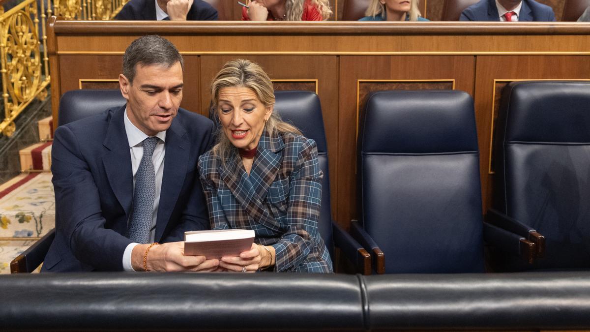 Pese a las tiranteces por la fiscalidad del SMI, Pedro Sánchez y Yolanda Díaz aparentaron cercanía durante el pleno de control