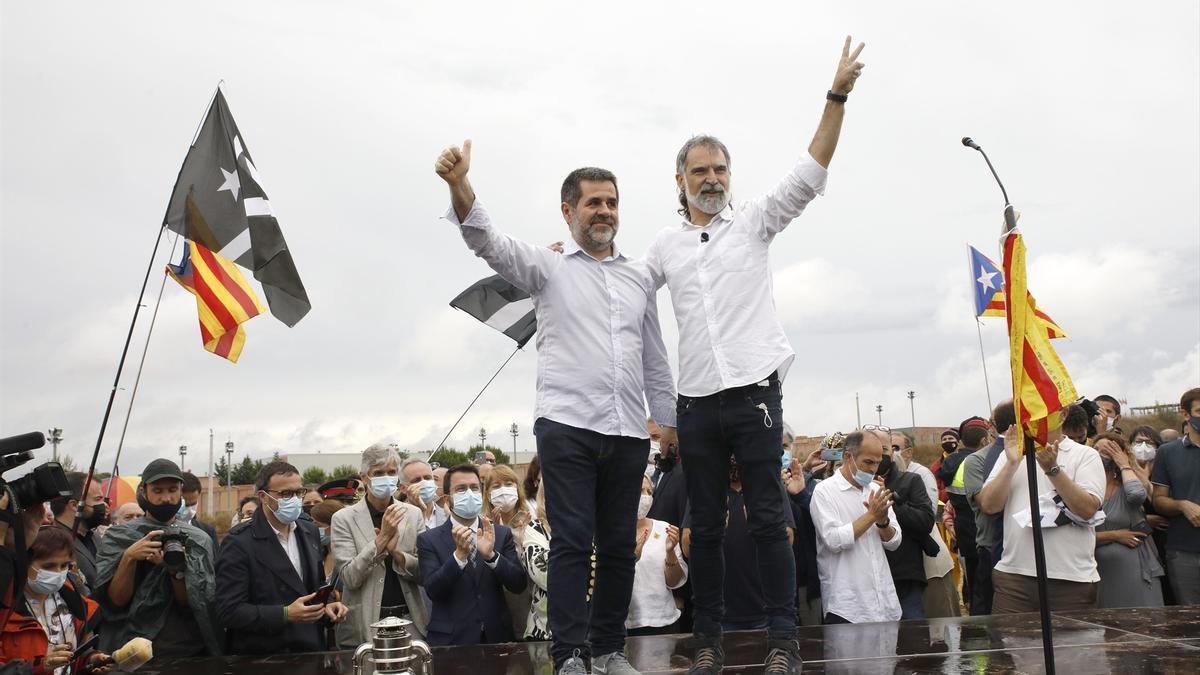 Jordi Sànchez (i) y Jordi Cuixart (d), tras salir de la prisión de Lledoners.