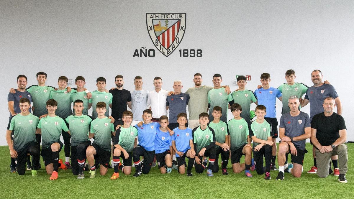 Peio Agirreoa posa con todos los porteros del Athletic y sus técnicos en el día de su homenaje
