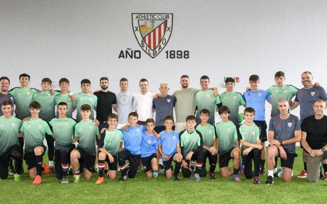 Peio Agirreoa posa con todos los porteros del Athletic y sus técnicos en el día de su homenaje