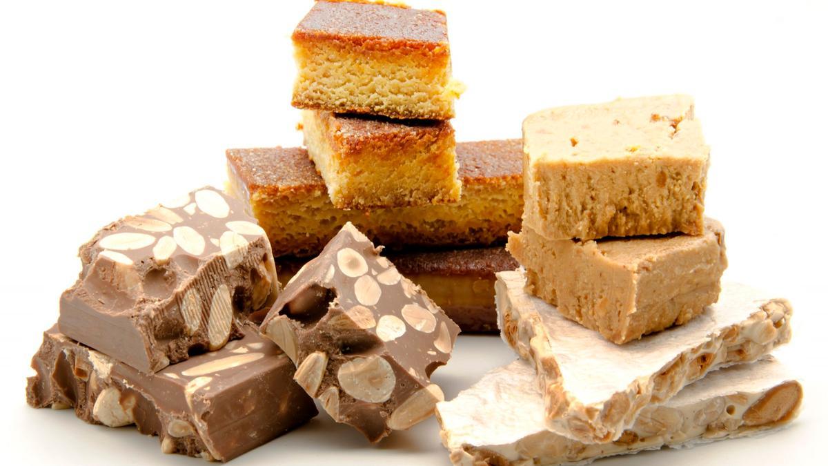 Cortes de turrones de chocolate, yema, jijona y alicante.