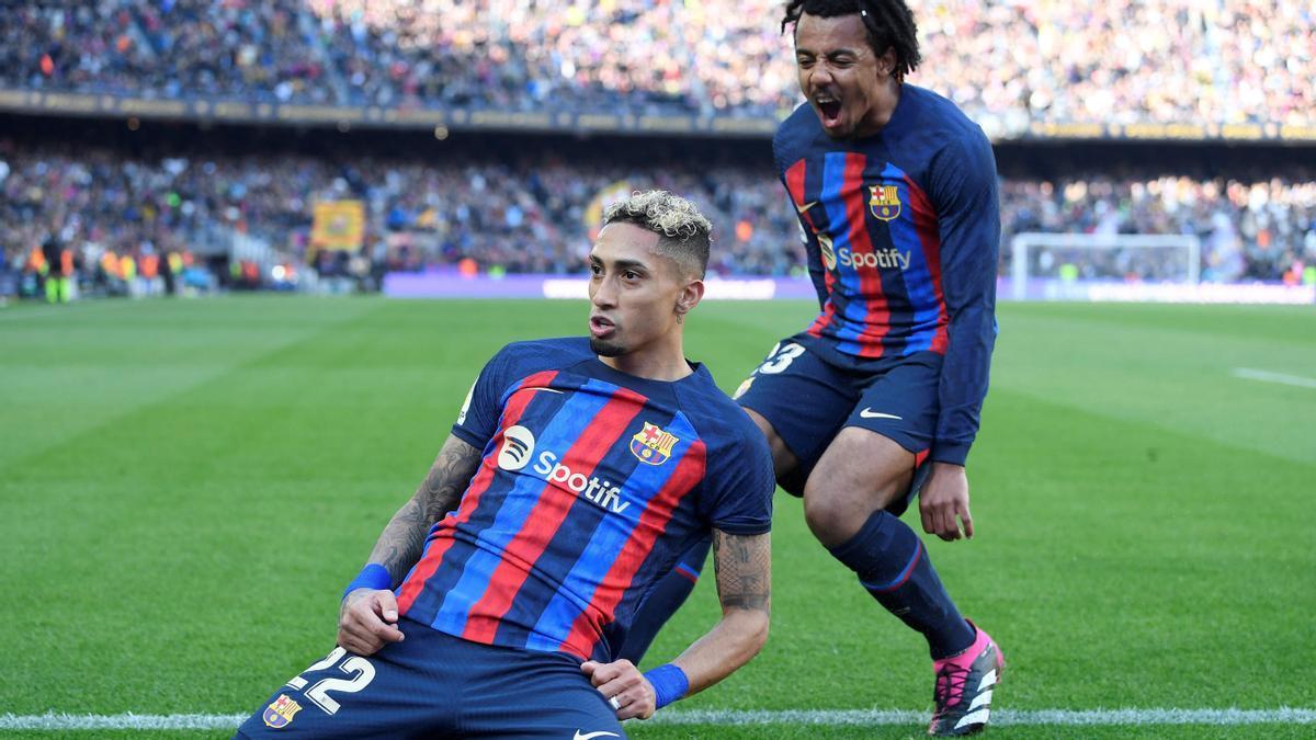 Raphinha celebra con Koundé el tanto que le marcó al Valencia.