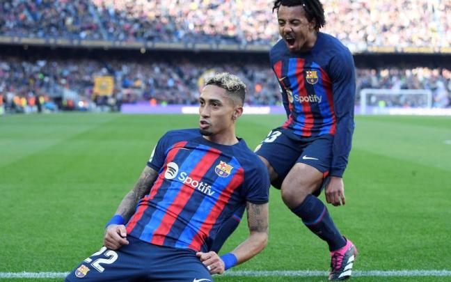 Raphinha celebra con Koundé el tanto que le marcó al Valencia.