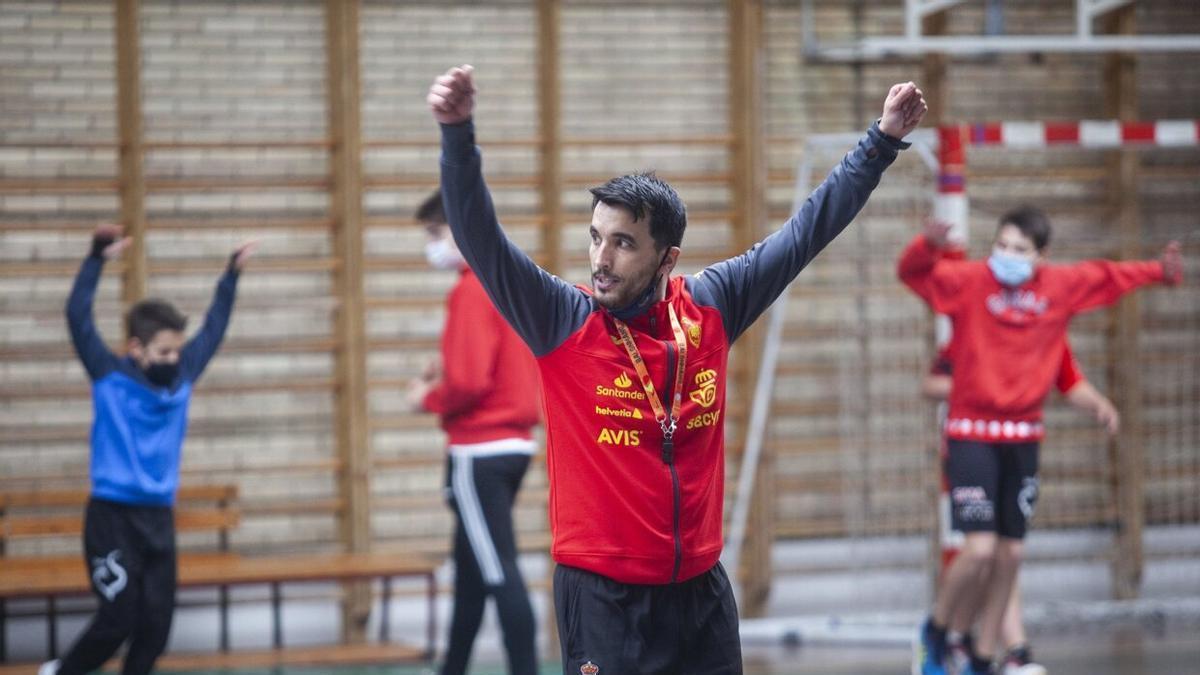 El vitoriano imparte una clase en Corazonistas, el lugar donde dio sus primeros pinitos