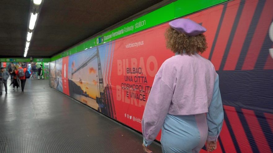 Imagen y lema expuestos en la estación de metro de Porta Genova en Milán.