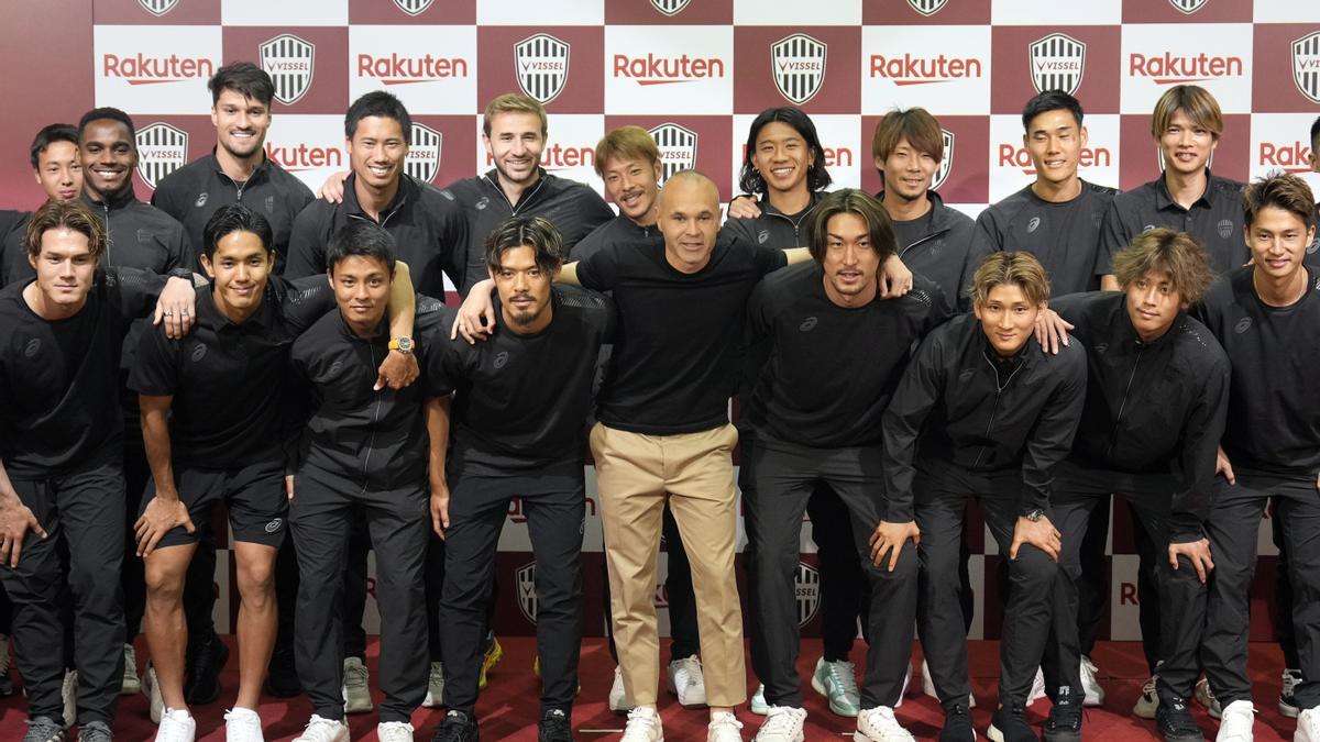 Andrés Iniesta, con sus compañeros del Vissel Kobe.