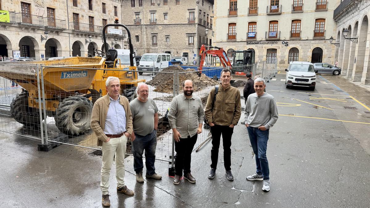 El técnico municipal Joseba Aizpurua, el arqueólogo Alfredo Moraza, el alcalde, el arquitecto Jon Muniategiandikoetxea (Vaumm) y el edil Markel Azkargorta.