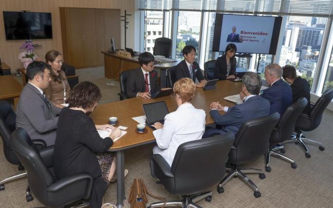 El lehendakari Iñigo Urkullu y la consejera Arantxa Tapia, durante uno de los encuentros mantenidos en Japón. El lehendakari Iñigo Urkullu y la consejera Arantxa Tapia, durante uno de los encuentros mantenidos en Japón.