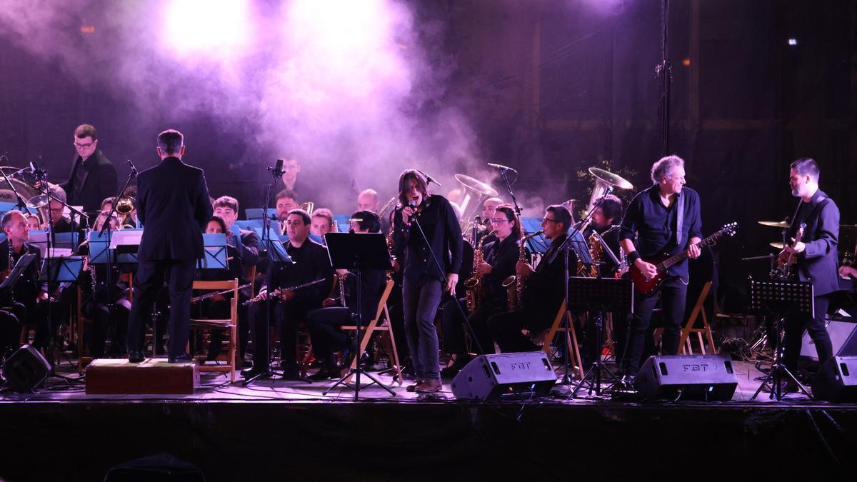 Jon Gurrutxaga fue el encargado de poner voz a Freddie Mercury en una cita que abarrotó la Herriko Enparantza de Mendaro.