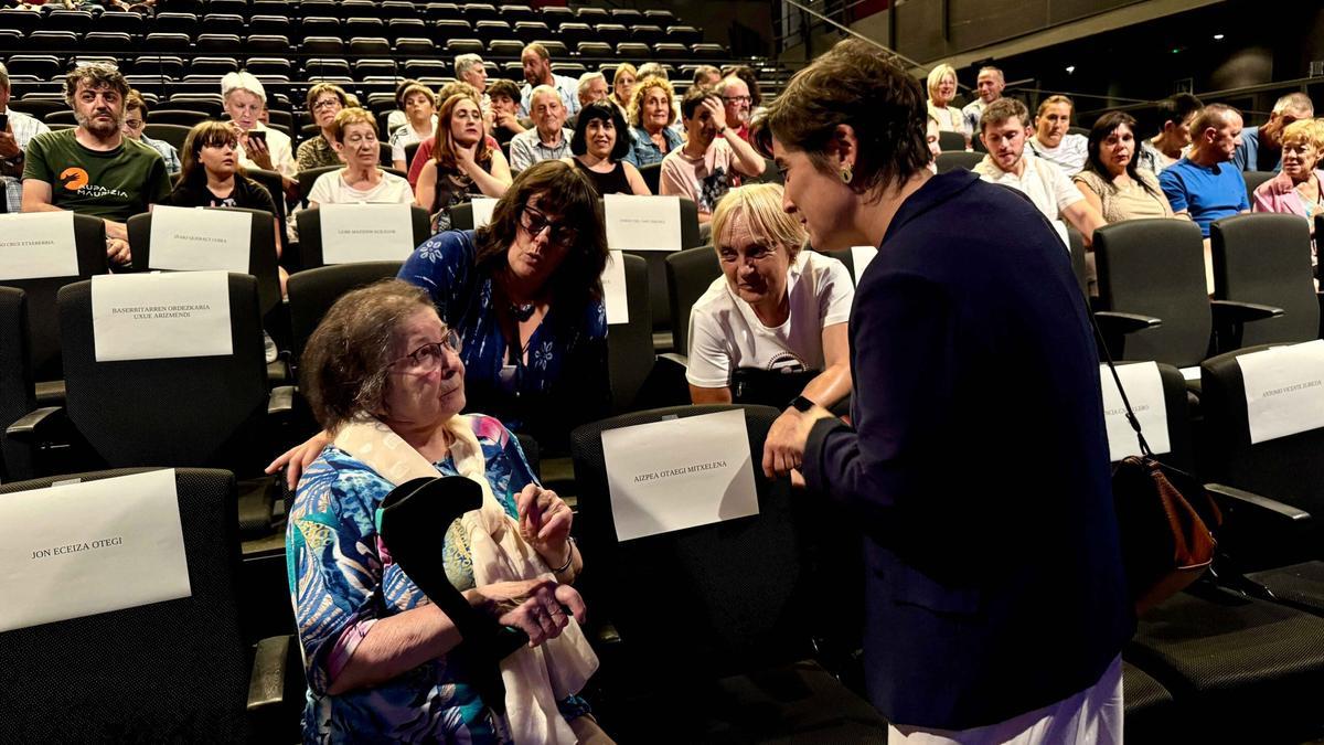La alcaldesa charla con Otegi