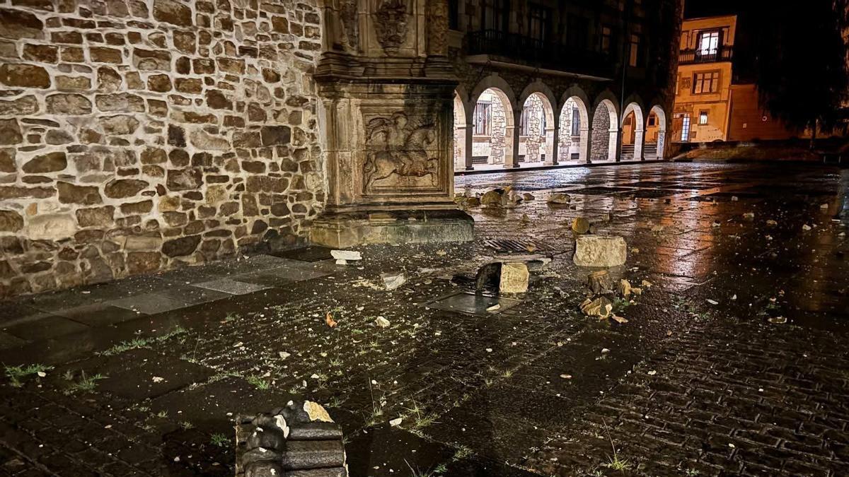 Piedras de gran tamaño se desprendieron de la fachada tras el impacto del rayo.