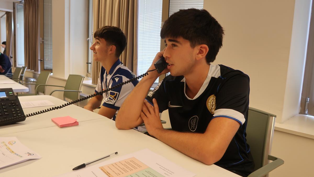 Un joven hablando por teléfono con una persona mayor.