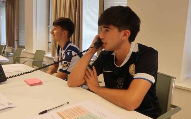 Un joven hablando por teléfono con una persona mayor.