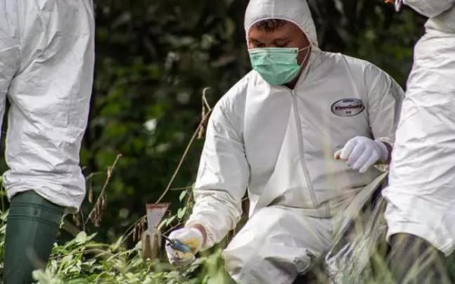 Expertos tomando muestra de radioactividad, en una imagen de archivo.