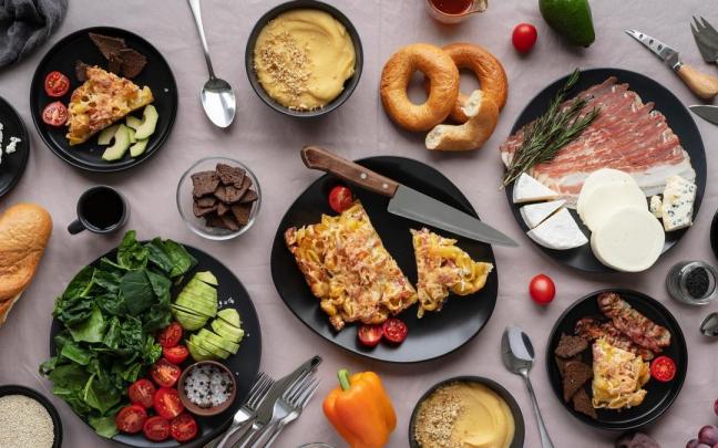 Alimentos colocados en una mesa para una cena de picoteo. Alimentos colocados en una mesa para una cena de picoteo.