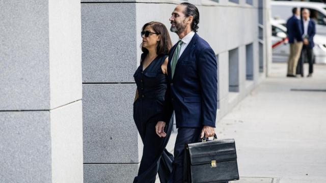 La Gerente del Partido Socialista Obrero Español (PSOE), Ana María Fuentes Pacheco (i), a su llegada a la Audiencia Nacional.