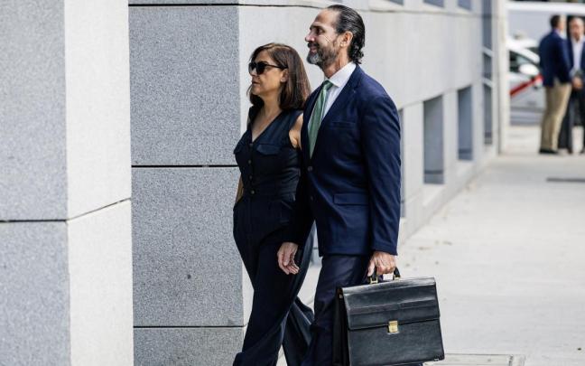 La Gerente del Partido Socialista Obrero Español (PSOE), Ana María Fuentes Pacheco (i), a su llegada a la Audiencia Nacional.