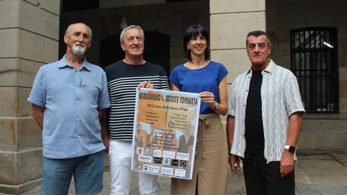 Xabier Olabarria, Karlos Etxaniz, la edil Maite Usabiaga y Fran Martínez, en la presentación de Bergarako I. Otxote Topaketa.