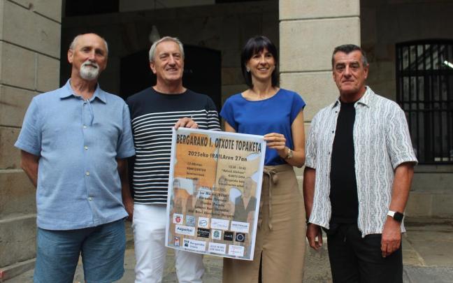 Xabier Olabarria, Karlos Etxaniz, la edil Maite Usabiaga y Fran Martínez, en la presentación de Bergarako I. Otxote Topaketa.