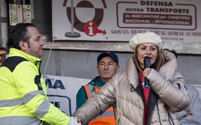 Lola Guzmán, portavoz de la Plataforma 6F, junto a Manuel Hernández, portavoz de la Plataforma de Afectados del sector de Transportes.
