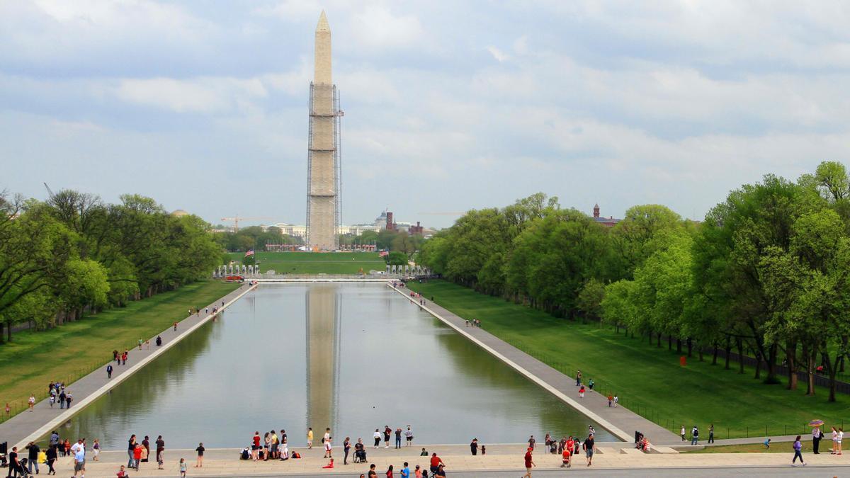 Imagen del lago reflectante frente al Monumento Lincoln